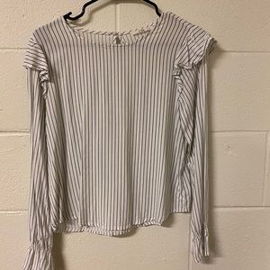 White shirt with black stripes ▪️▫️